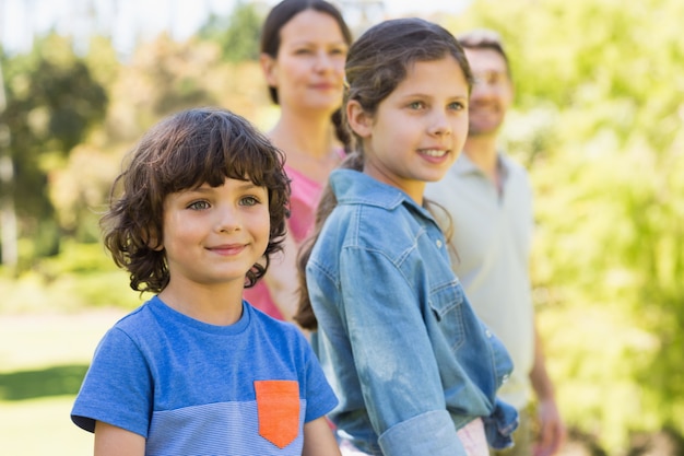 Familia de cuatro en el parque