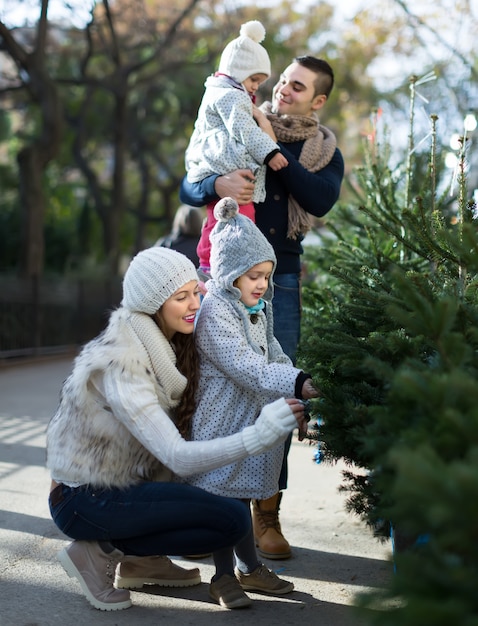 Familia de cuatro personas que eligen X-tree en el mercado