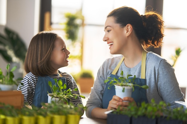 Familia cuidando las plantas