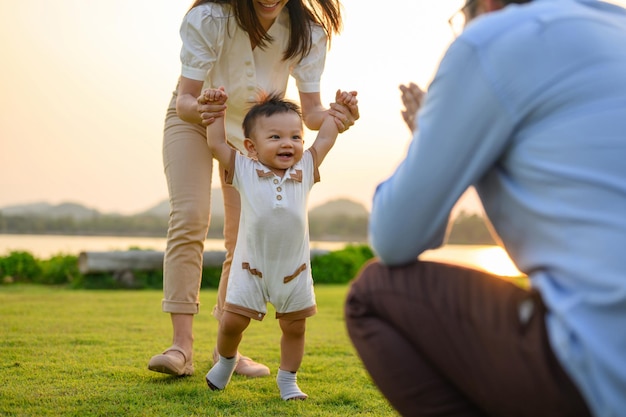 Família curtindo com atividades ao ar livre viagem de férias