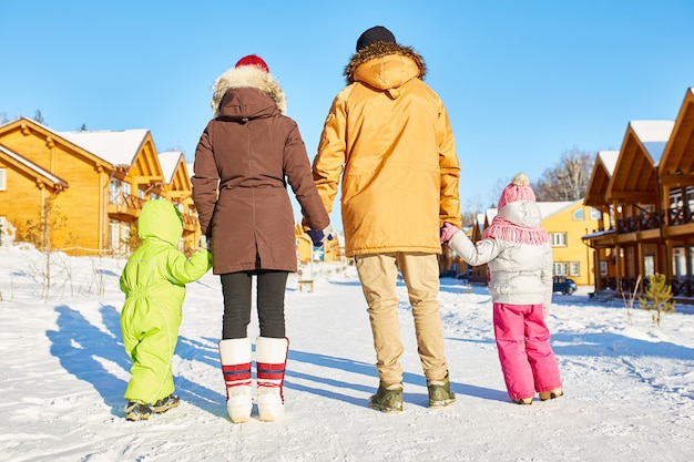 Família curtindo férias de inverno