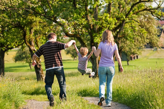 Foto familia dando un paseo al aire libre en verano