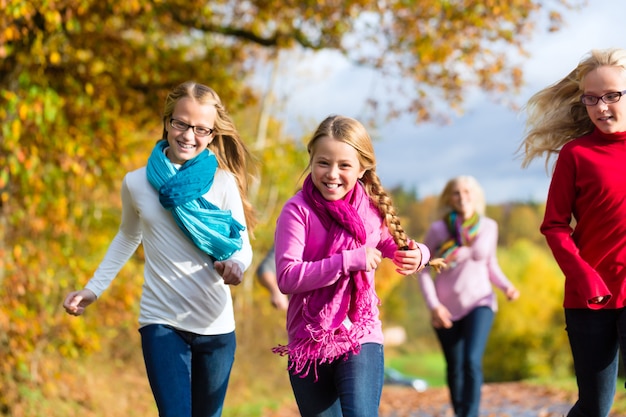 Familia dar un paseo en el bosque de otoño