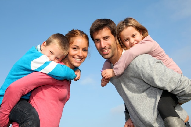 Família de 4 pessoas na zona rural