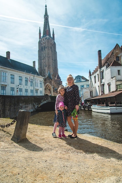 Família de Bruges Bélgica em uma caminhada Foco seletivo