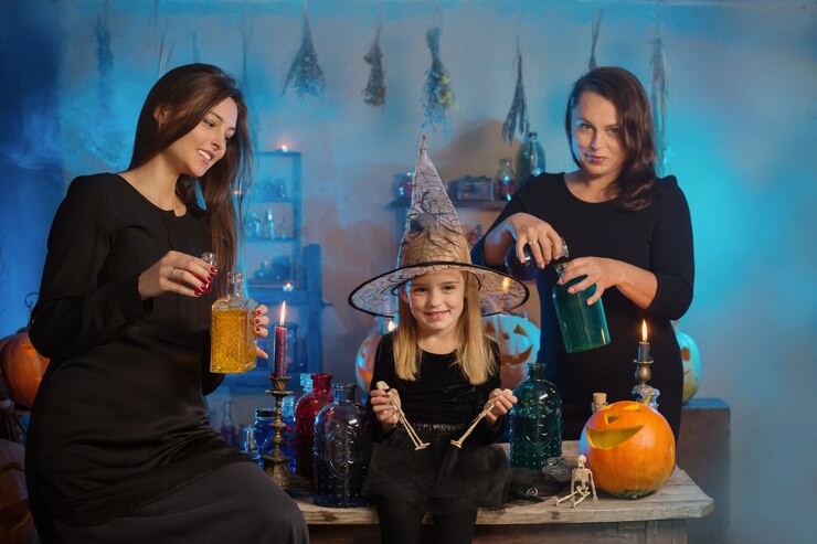 Foto família de bruxas com poções e abóboras de halloween em casa