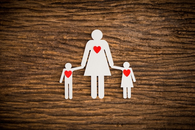 Foto família de cadeia de papel e coração vermelho simbolizando