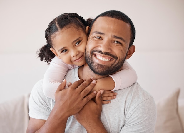 Família de crianças e amor com uma menina e seu pai abraçando abraçando e se unindo em sua casa Crianças sorriem e felizes com um homem e sua filha aproveitando o tempo com uma expressão amorosa