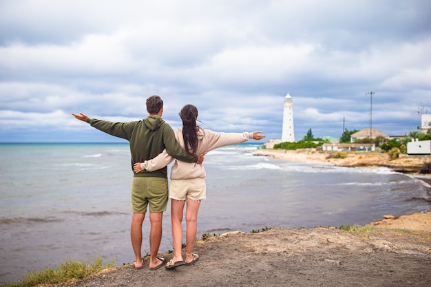 Família de dois a pé até o farol