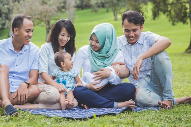 Família de dois jovens no parque, aproveitando a primavera juntos