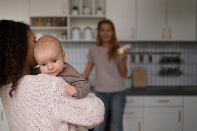 Família de duas mães tendo um bebê