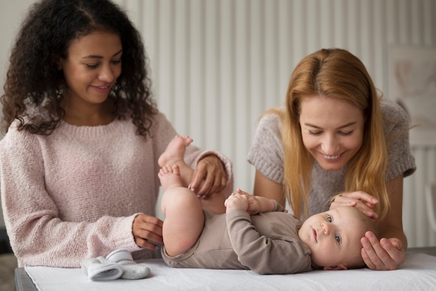 Família de duas mães tendo um bebê