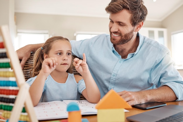 Família de educação e aprendizado eletrônico com pai e filho para educação em casa no jardim de infância ou conhecimento em casa Pré-escola on-line e jovem remota e pai com estudo de lição de casa ou internet