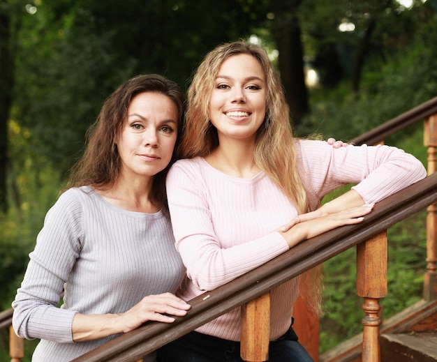 Família de estilo de vida e conceito de pessoas Mãe com filha adulta no parque juntos