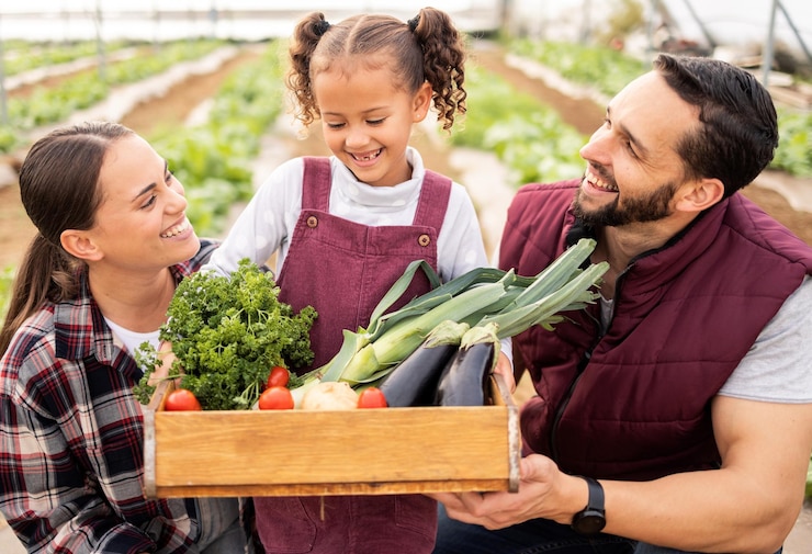 Foto família de fazendeiros e caixa com legumes da agricultura felizes com a colheita de alimentos frescos e orgânicos na fazenda homem, mulher e criança sorriem crescimento e vegetais verdes saudáveis e agricultura sustentável