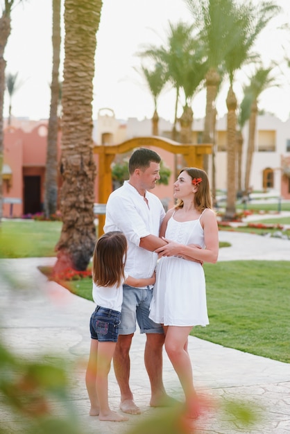 Família de férias em um hotel de luxo.