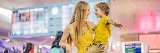 Família de formato longo banner no aeroporto antes do voo mãe e filho esperando para embarcar no portão de embarque