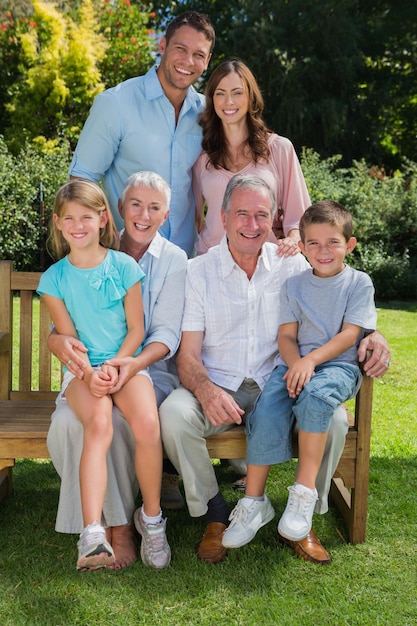 Família de geração multi feliz sentado no parque