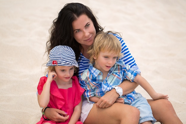 Família de mãe e filhos em praia tropical na Ilha Maurícia