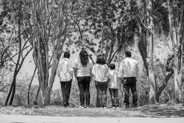 Família de mãos dadas enquanto caminha em um parque durante o dia no Peru Lima