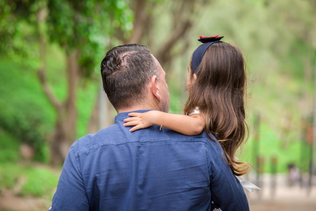 Família de mãos dadas enquanto caminha em um parque durante o dia no Peru Lima