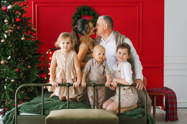 Família de Natal com crianças. Pais e filhos felizes e sorridentes