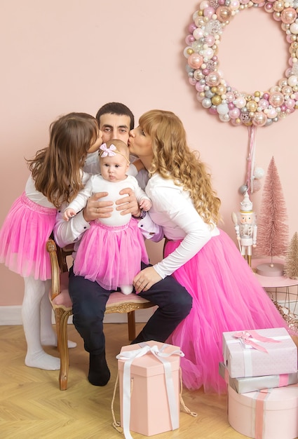 Família de Natal em um fundo bonito. Foco seletivo. feriado.