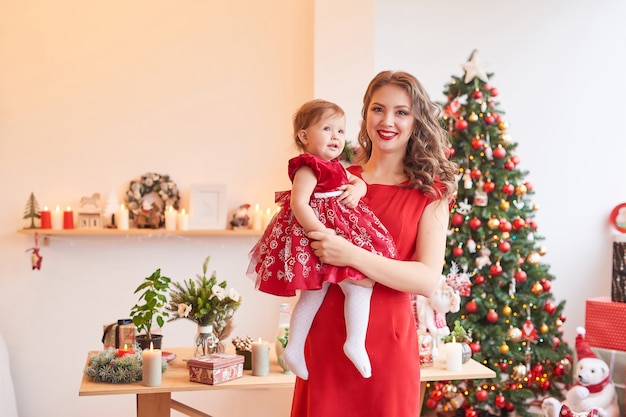 Família de Natal mãe e filha. Feliz Natal e boas festas retrato.