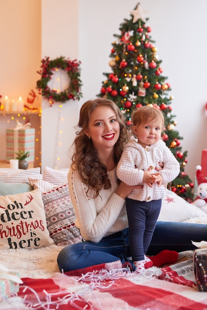 Família de Natal mãe e filha. Feliz Natal e boas festas retrato.