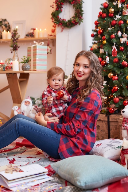 Família de Natal mãe e filho. Feliz Natal e boas festas retrato.