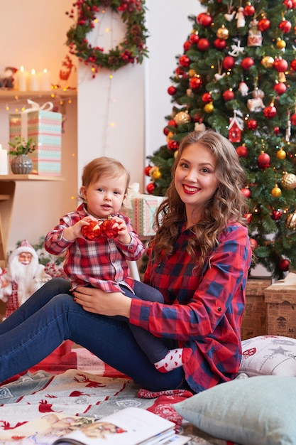 Família de Natal mãe e filho. Feliz Natal e boas festas retrato.