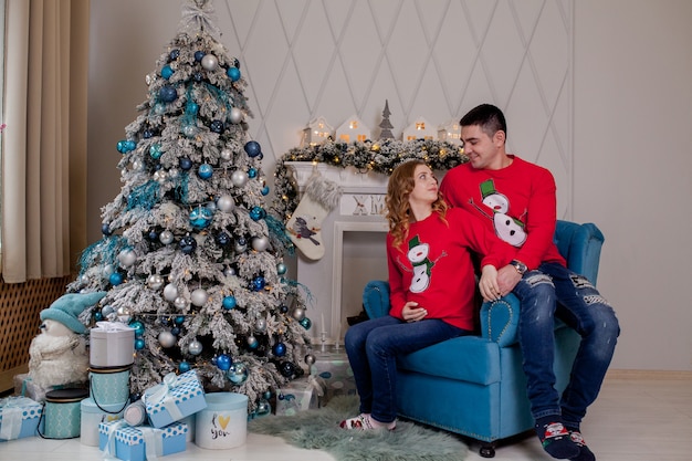 Família de Natal sorrindo perto da árvore de Natal conceito de Ano Novo