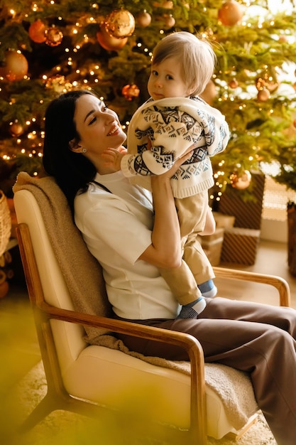 Família de NatalFeliz Natal e Boas Festas Retrato de família amorosa de perto