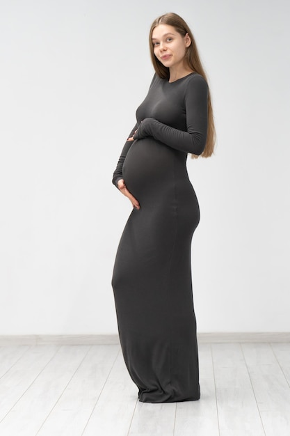 Família de origem feminina positiva maternidade negra maternidade mãe vestido barriga grávida expectante