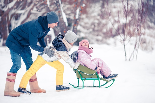 Família de pai e filhos de férias no inverno ao ar livre