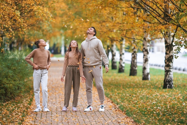 Família de pai e filhos em lindo dia de outono no parque