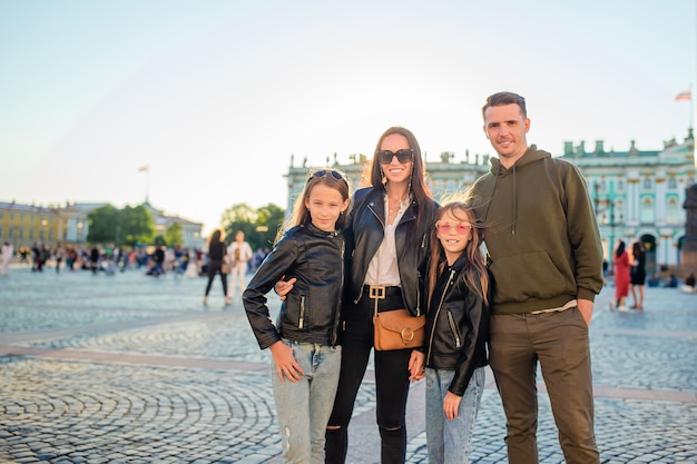 Família de pais e meninas que visitam o Hermitage, São Petersburgo.