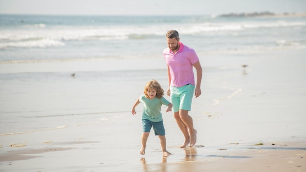 Família de papai e menino correndo na praia juntos infância