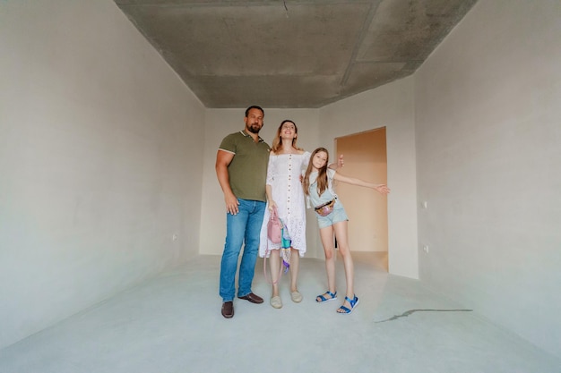 Foto família de pé na nova casa