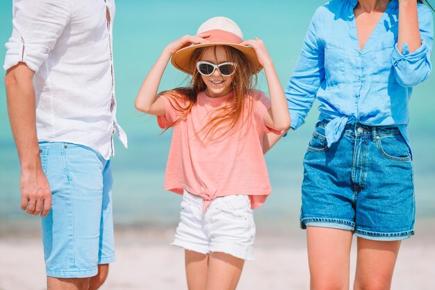 Família de pé na praia