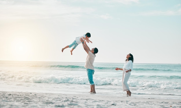 Família de praia e pai levantando menino com liberdade de amor e celebração de viagens na natureza Diversão de vôo e pais com criança no oceano para vínculo feliz e jogo de avião enquanto viaja em Bali