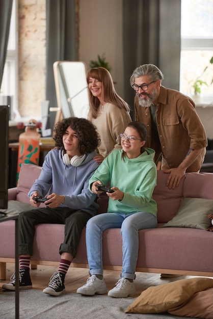 Família de quatro pessoas jogando jogos online durante o tempo de lazer em casa