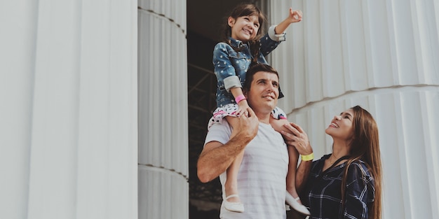 Família de raça mista, desfrutando de um dia