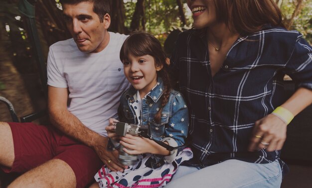 Foto família de raça mista, desfrutando de um dia