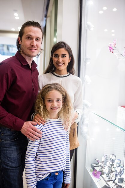 Família de retrato em shopping