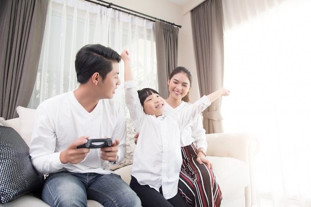 Família de Ásia que relaxa o feriado na casa.