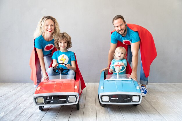 Família de super-heróis jogando em casa