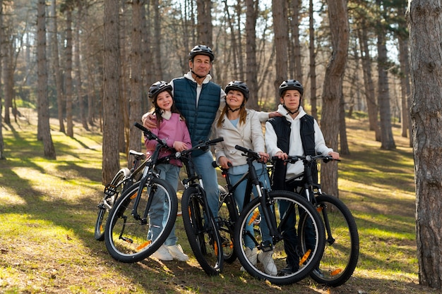 Família de tiro completo andando de bicicleta juntos