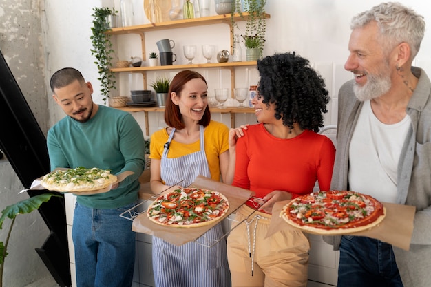 Foto família de tiro médio com deliciosa pizza