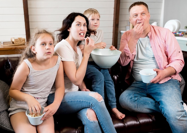 Família de tiro médio comendo juntos